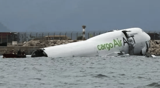 机身断成两截<strong></p>
<p>国泰君安股票</strong>,2名遇难者在海下约7米处被找到,巡逻车在飞机跑道外被撞进海里,香港机场飞机坠海事故更多细节披露