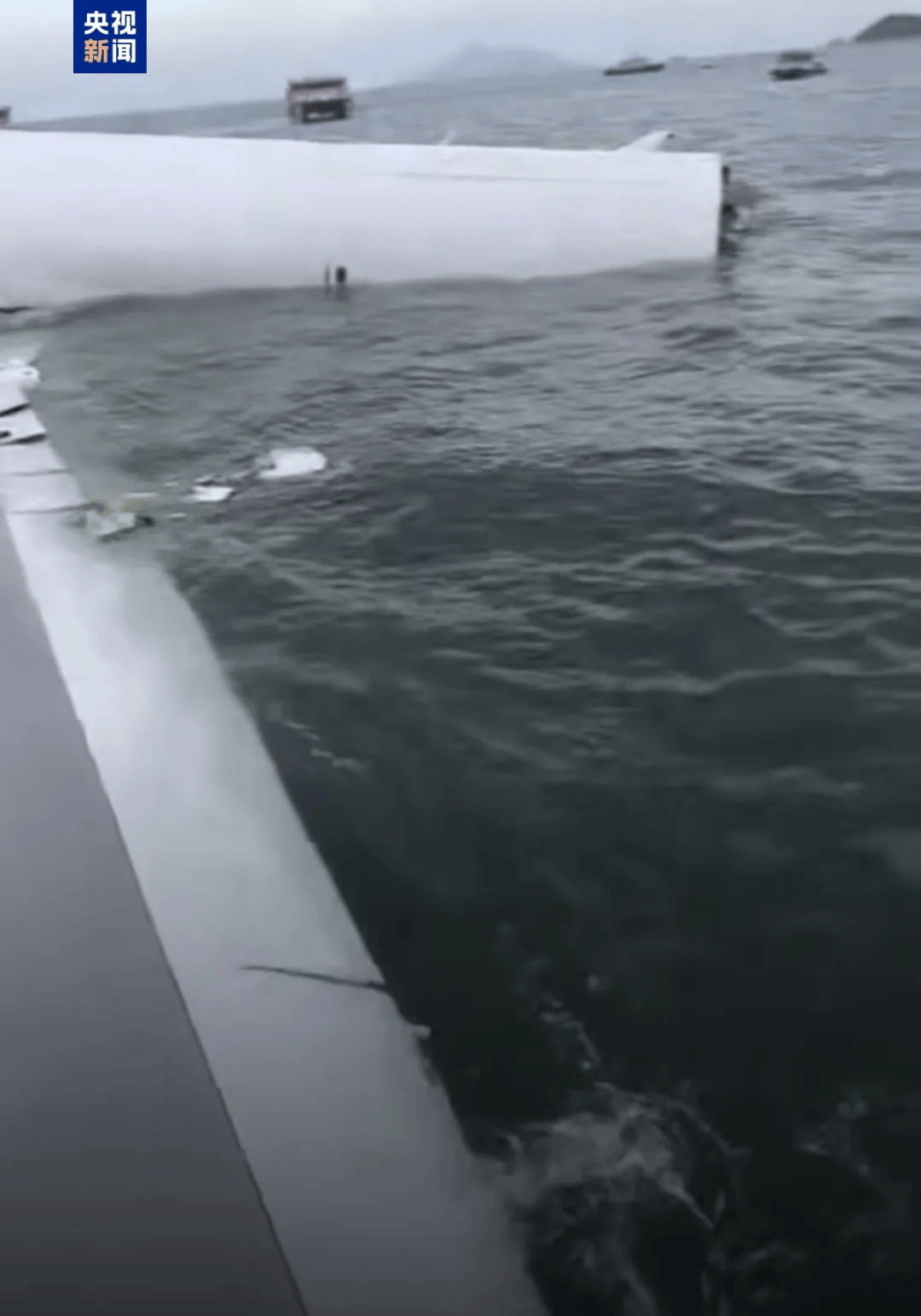 机身断成两截<strong></p>
<p>国泰君安股票</strong>,2名遇难者在海下约7米处被找到,巡逻车在飞机跑道外被撞进海里,香港机场飞机坠海事故更多细节披露