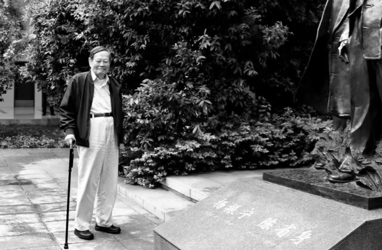 杨振宁为什么连续32年担任东莞理工学院名誉校长<strong></p>
<p>国泰君安股票</strong>?