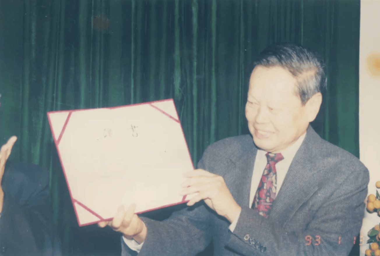 杨振宁为什么连续32年担任东莞理工学院名誉校长<strong></p>
<p>国泰君安股票</strong>?