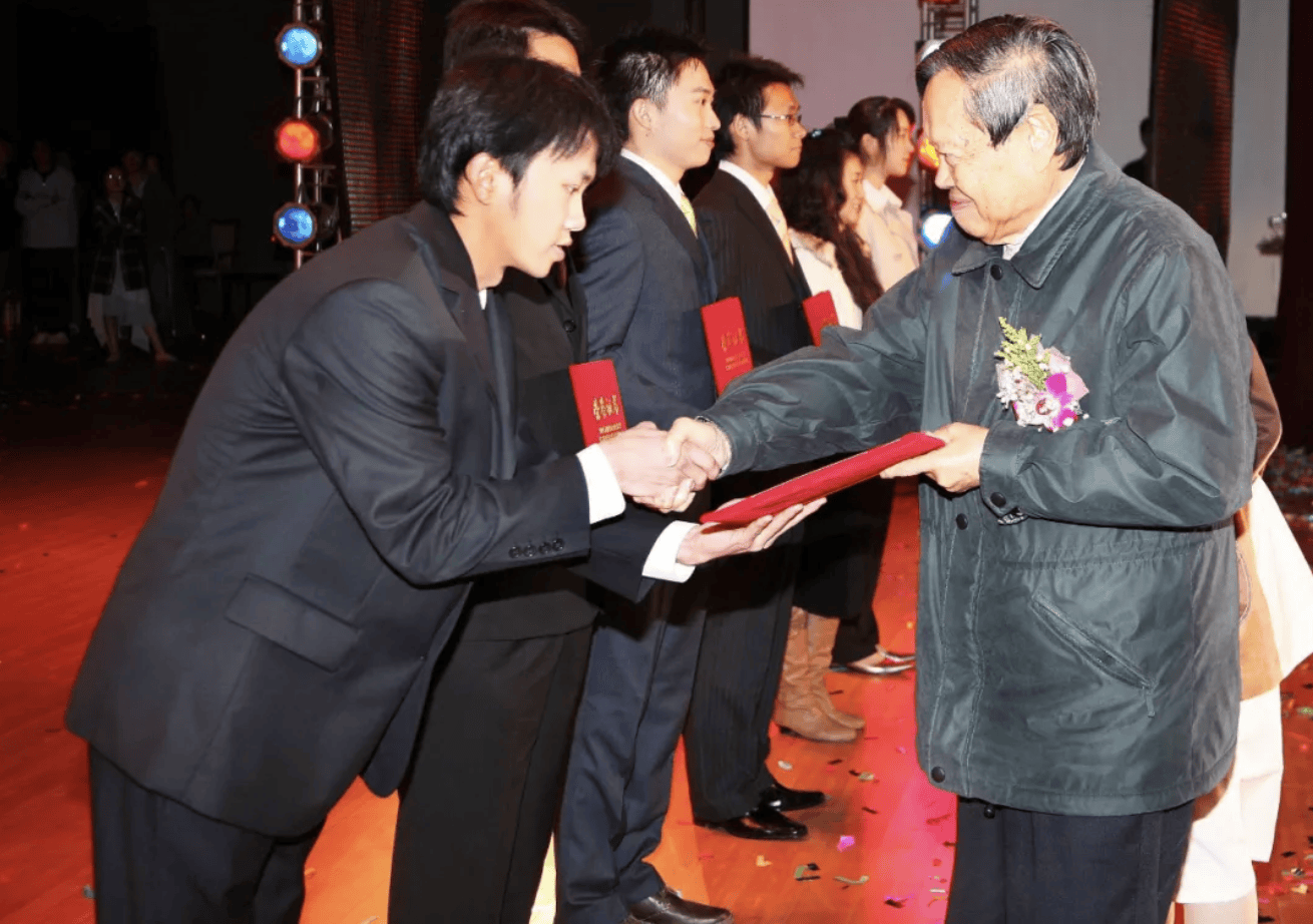 杨振宁为什么连续32年担任东莞理工学院名誉校长<strong></p>
<p>国泰君安股票</strong>?