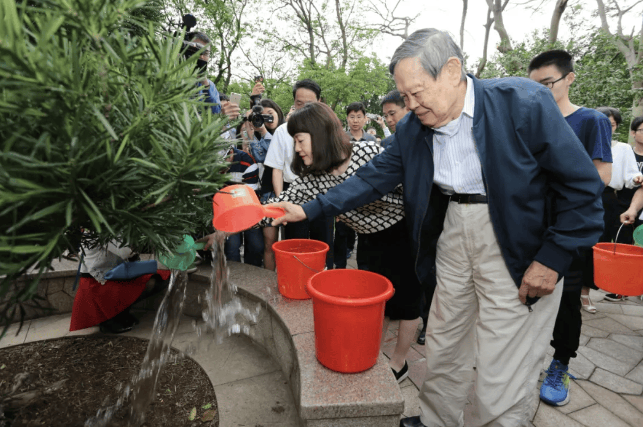 杨振宁为什么连续32年担任东莞理工学院名誉校长<strong></p>
<p>国泰君安股票</strong>?