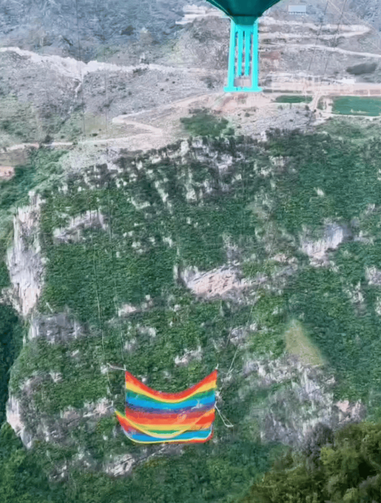 贵州花江峡谷大桥无绳蹦极引热议<strong></p>
<p>国泰君安股票</strong>,工作人员:20-50米高度自选,下方有160㎡安全网接住