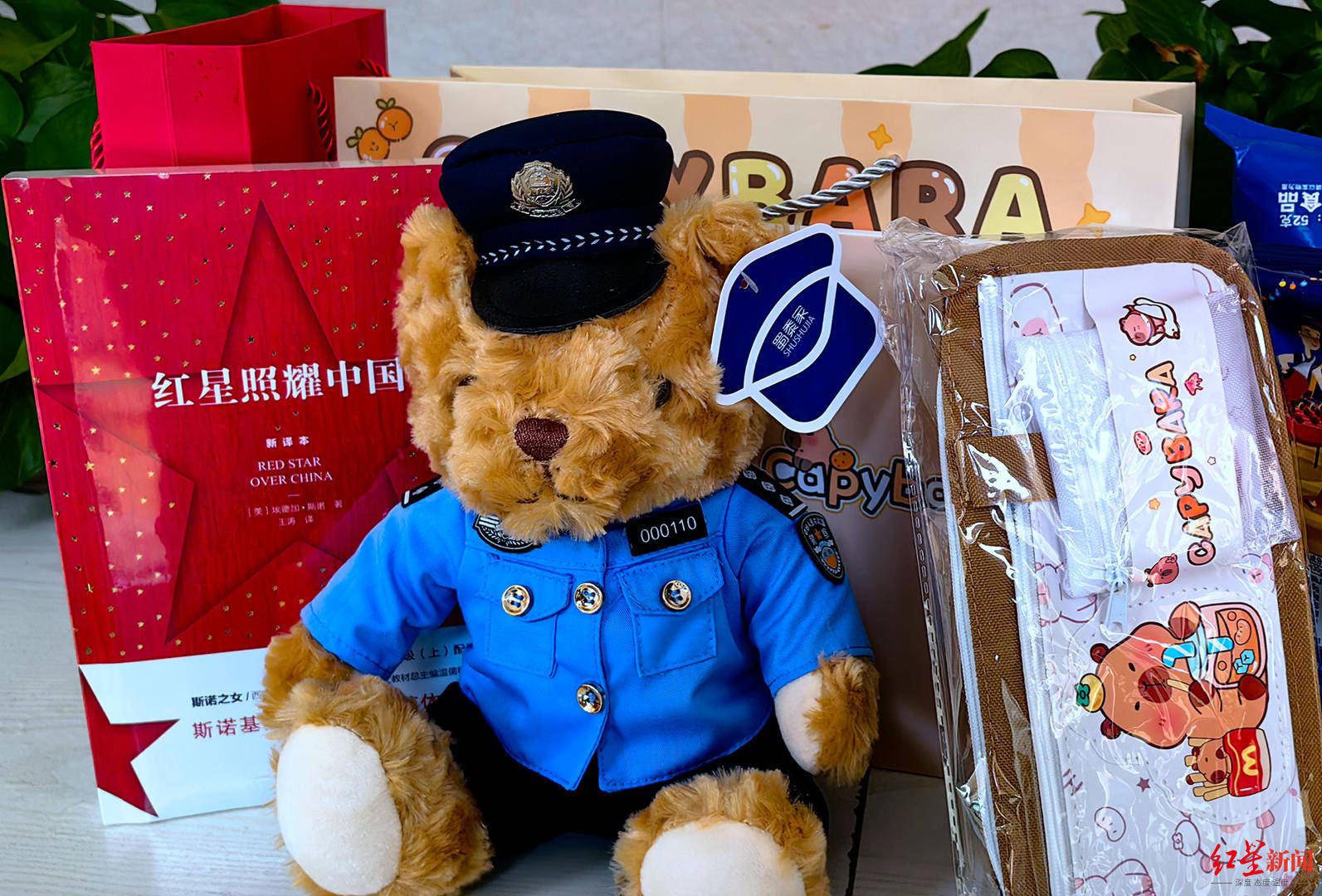 初二男生捡到1.4万余元现金<strong></p>
<p>海格通信股票</strong>,淡定拍视频后报警物归失主,民警送“奖”到校园