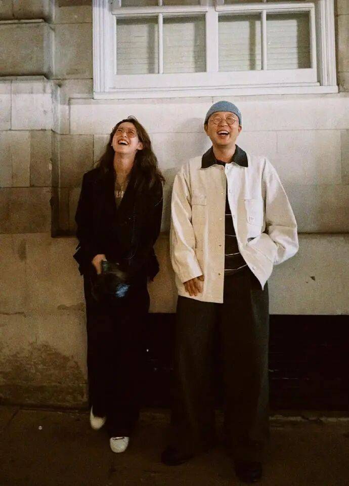 杜海涛章泽天伦敦看展合影<strong></p>
<p>保变电气股票</strong>,网友直呼神奇:没想到他俩还认识