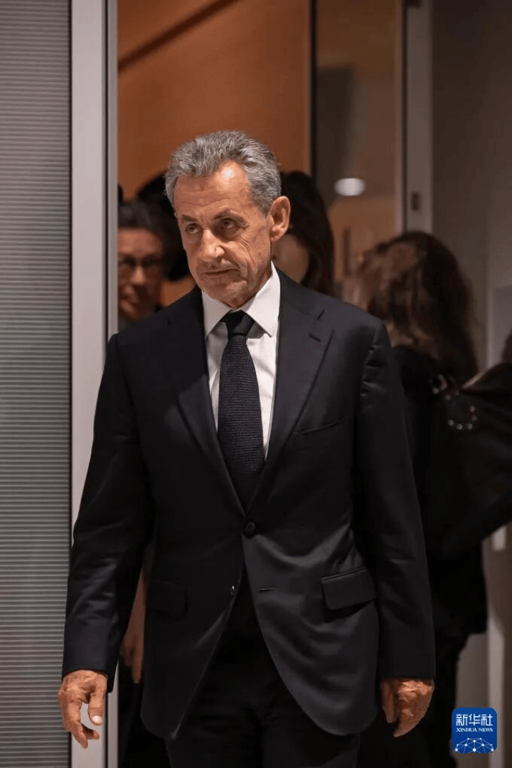 70岁法国前总统萨科齐的“坐牢style”:入狱前密会马克龙<strong></p>
<p>博通股票</strong>,入狱后开始写书