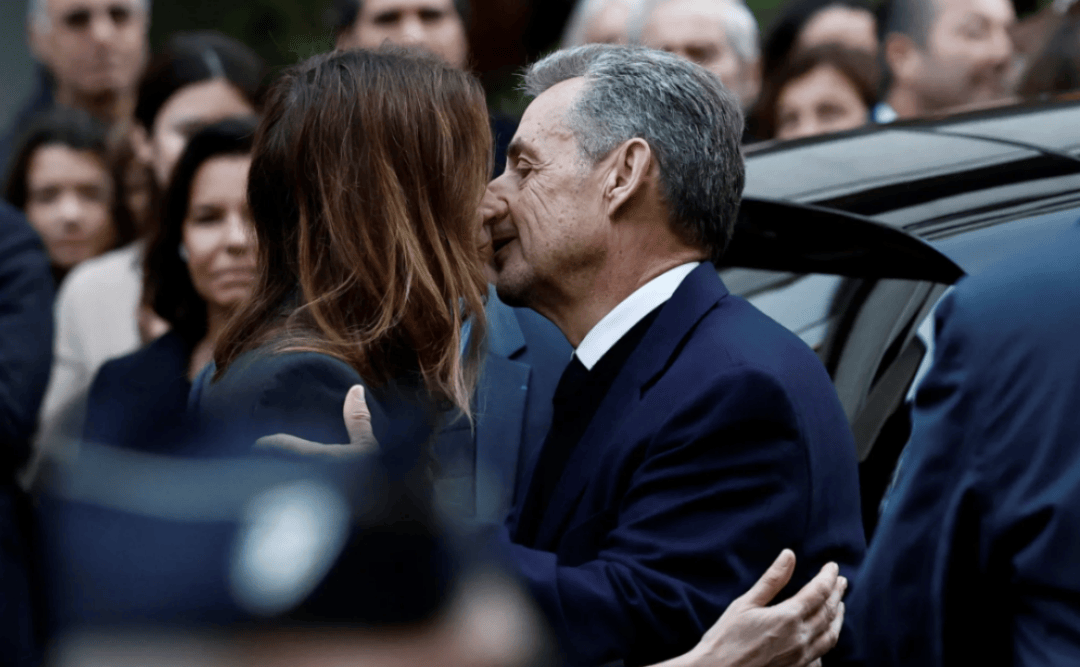 70岁法国前总统萨科齐的“坐牢style”:入狱前密会马克龙<strong></p>
<p>博通股票</strong>,入狱后开始写书