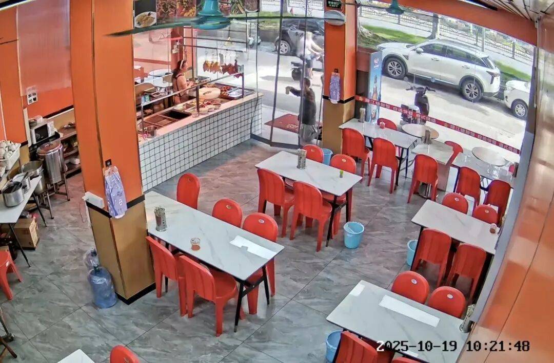 小伙到广州一猪脚饭店吃免费“2号餐”<strong></p>
<p>博通股票</strong>,突然跪地道谢,老板娘:以后要吃饭就直接过来