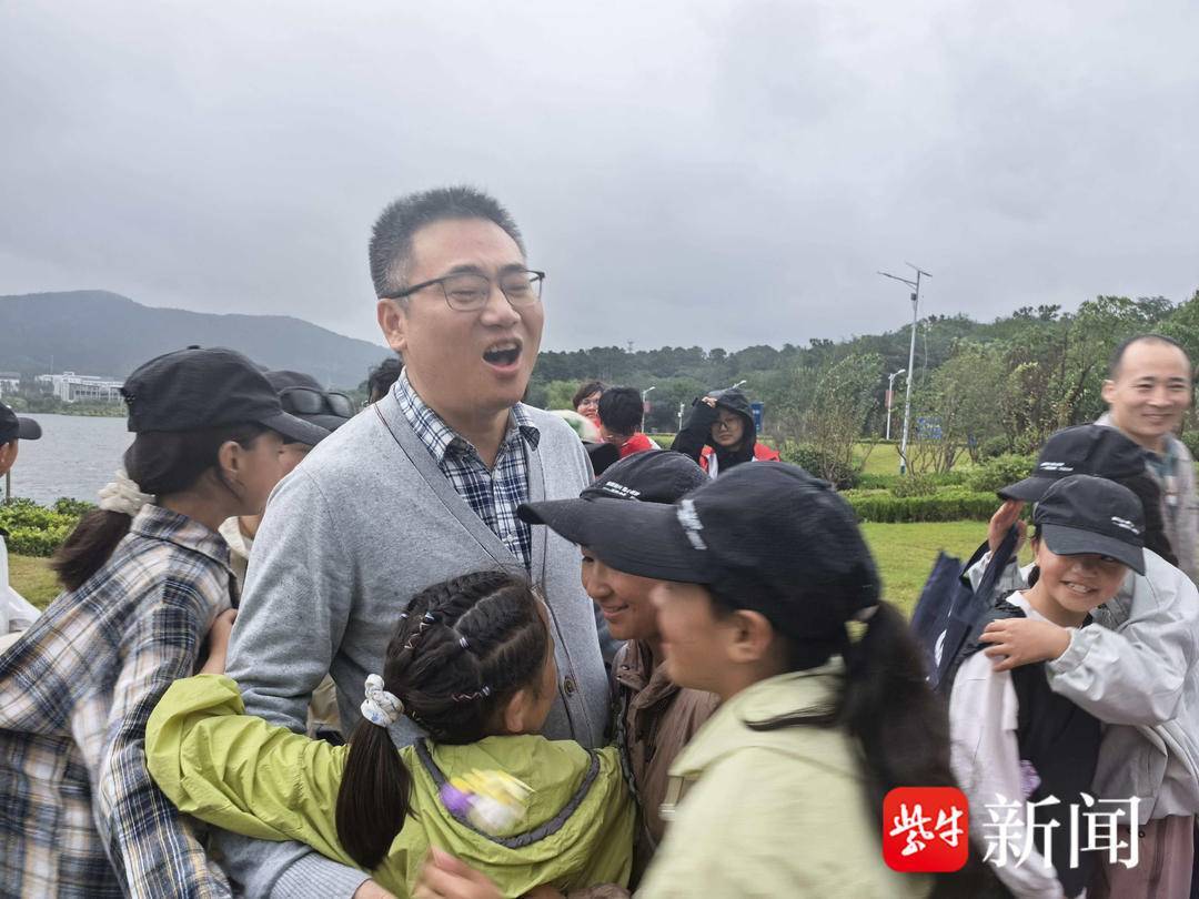 “叔叔是江苏的<strong></p>
<p>博通股票</strong>,将来一定带你们去看看!”镇江警官不忘承诺,四次组织近百名藏区学子来苏研学