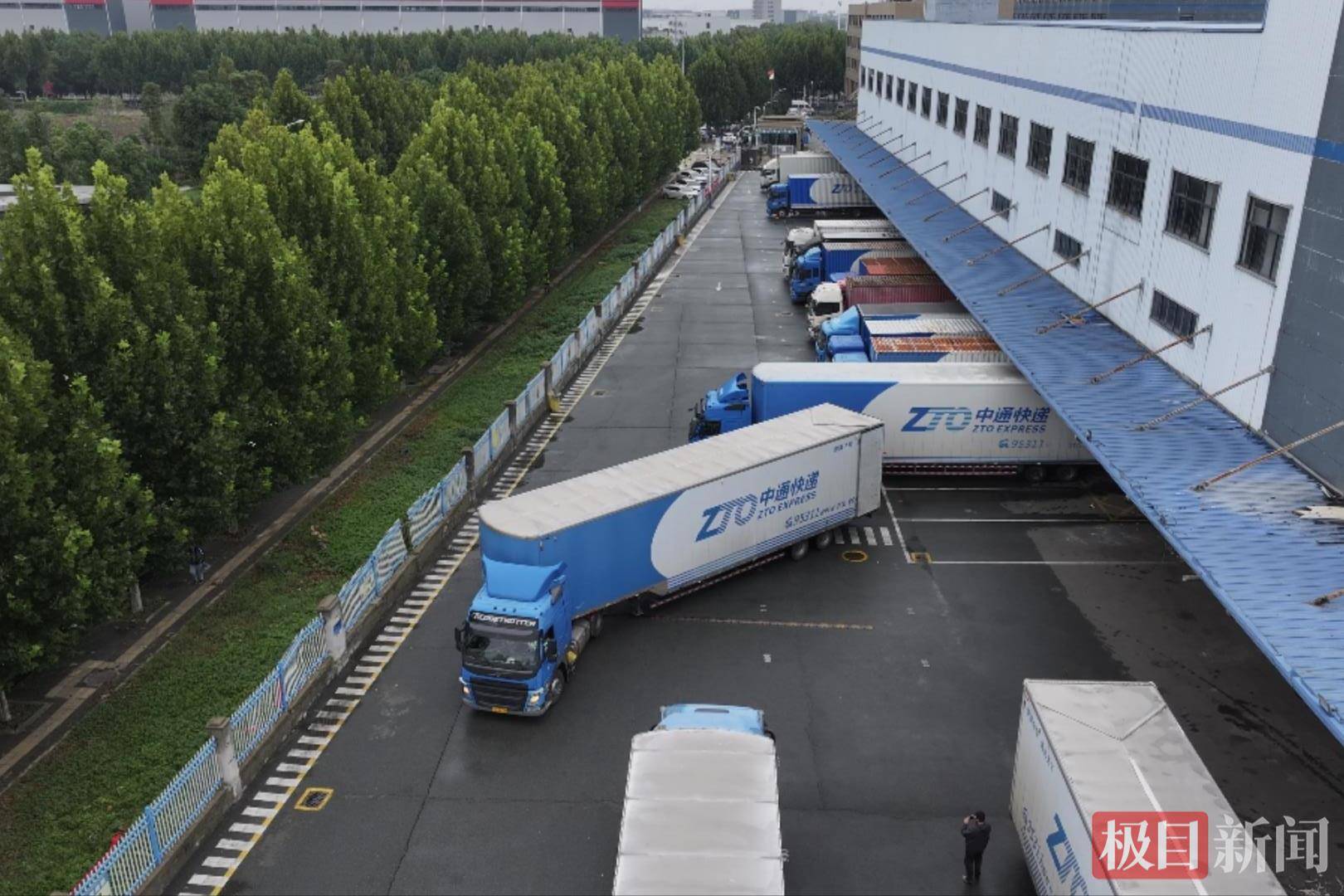 湖北90后姑娘驾驭21米重卡货车<strong></p>
<p>博通股票</strong>,3年多行驶里程相当于绕地球约10圈,始终保持零事故