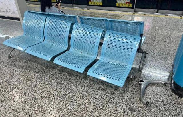 “被吓到了<strong></p>
<p>博通股票</strong>,有点痛还特别尴尬”,事发上海一地铁站,乘客坐上去瞬间懵了