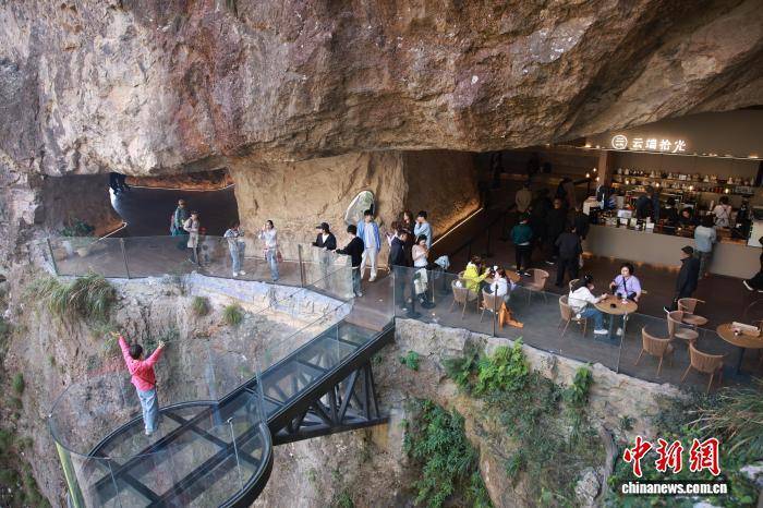 浙江温州乐清雁荡山:悬崖咖啡助力传统景区焕新出圈