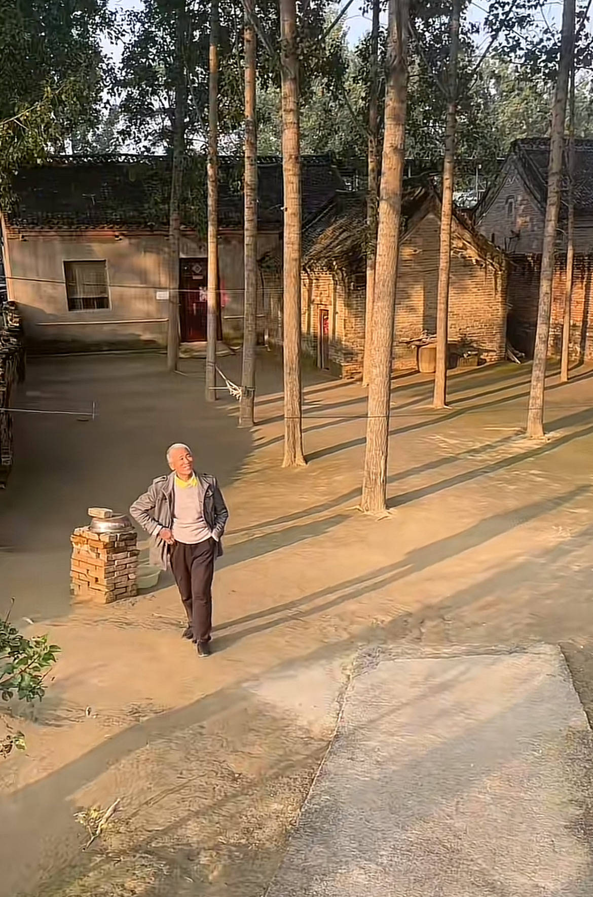 河南一大爷的院子因干净成网红打卡地<strong></p>
<p>东方园林股票</strong>，网友：像极了小时候家的样子，想拖鞋光脚丫子走