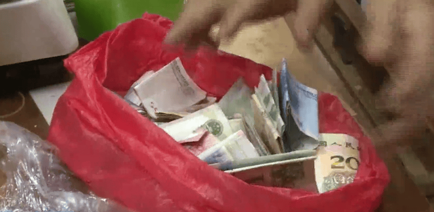 广东一男子两三年持续往批发店无故扔钱<strong></p>
<p>广电运通股票</strong>,店主:每次他都不承认,还钱还把钱送回来