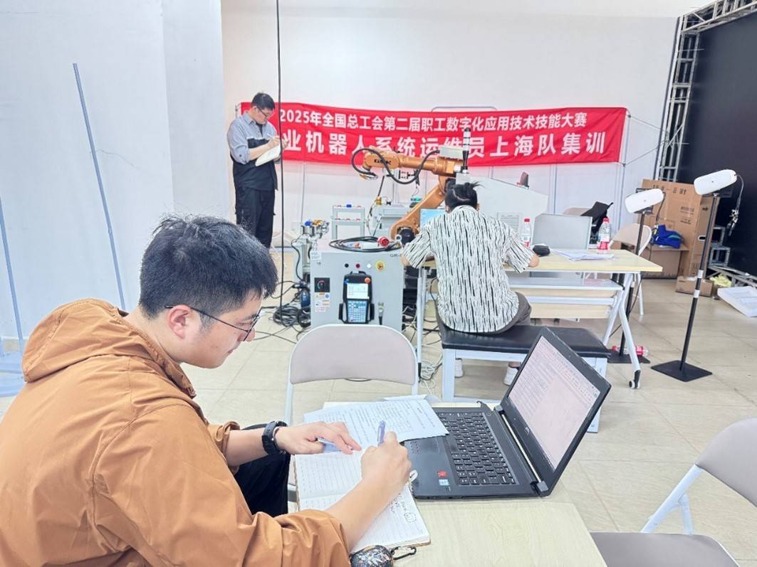 上海机器人系统运维选手集训有序推进<strong></p>
<p>宝信软件股票</strong>,“破阵”指日可待