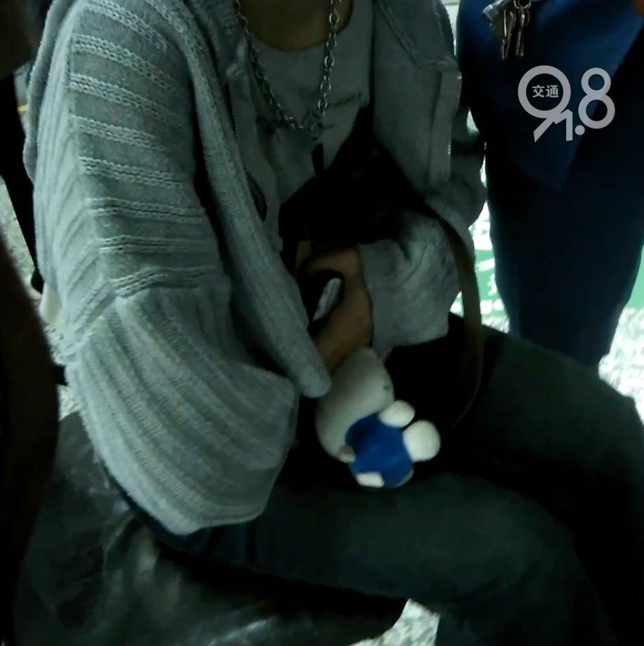 杭州地铁内<strong></p>
<p>股票交易平台</strong>,女乘客突然崩溃大哭!紧接着……这一幕被拍下