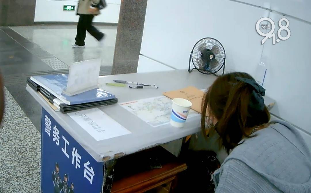 杭州地铁内<strong></p>
<p>股票交易平台</strong>,女乘客突然崩溃大哭!紧接着……这一幕被拍下