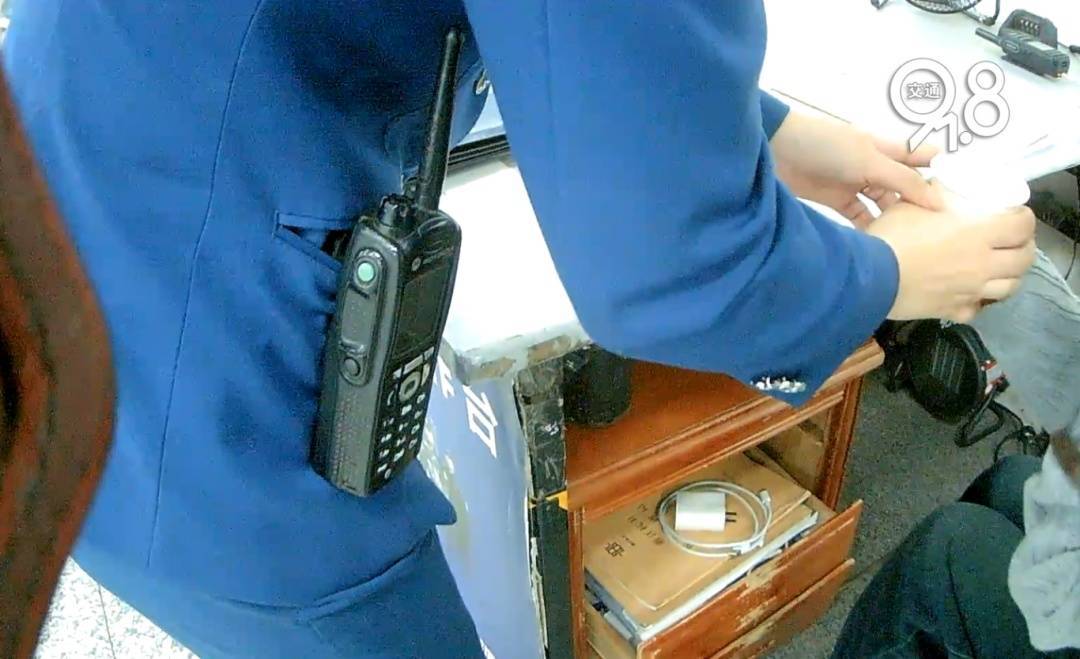 杭州地铁内<strong></p>
<p>股票交易平台</strong>,女乘客突然崩溃大哭!紧接着……这一幕被拍下