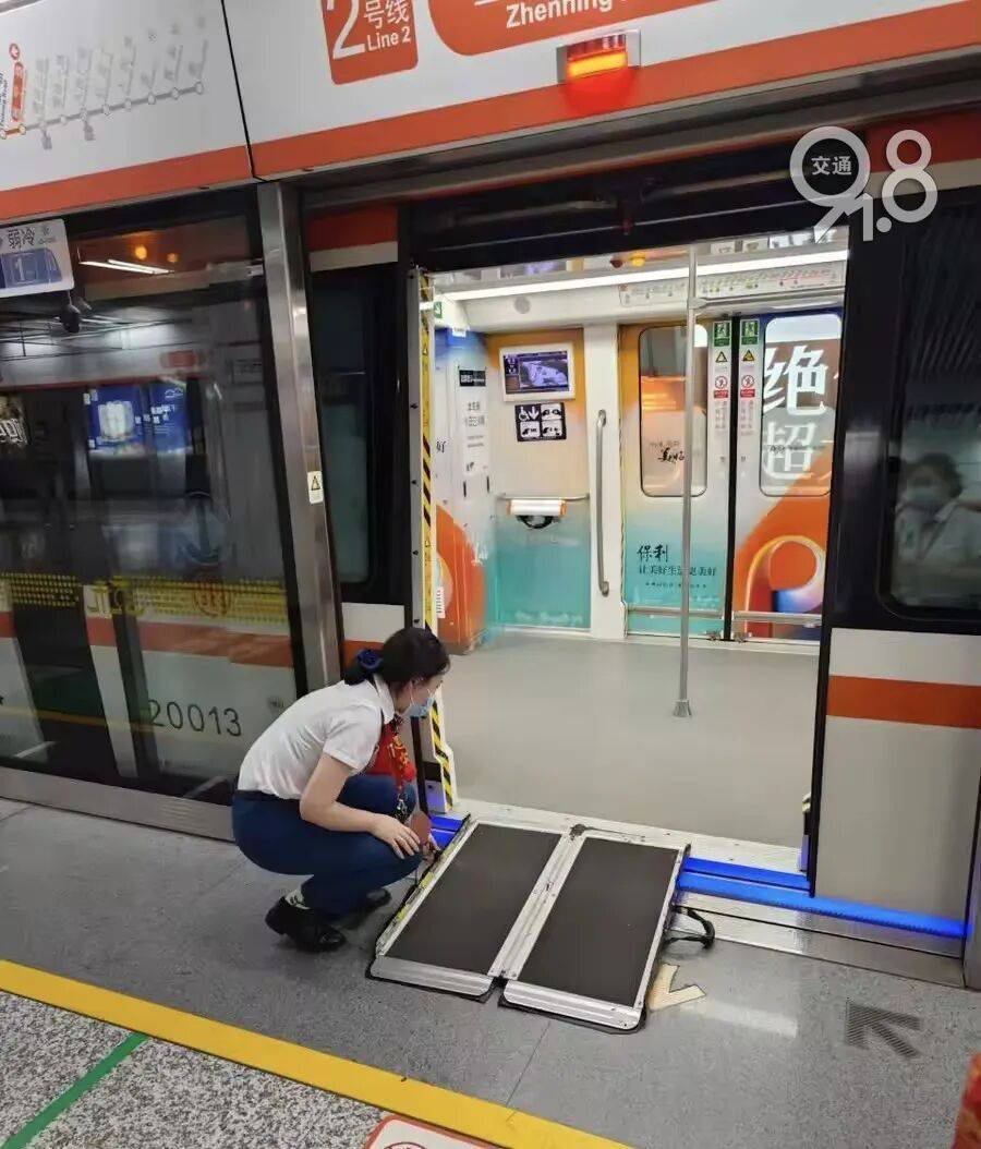 杭州地铁内<strong></p>
<p>股票交易平台</strong>,女乘客突然崩溃大哭!紧接着……这一幕被拍下