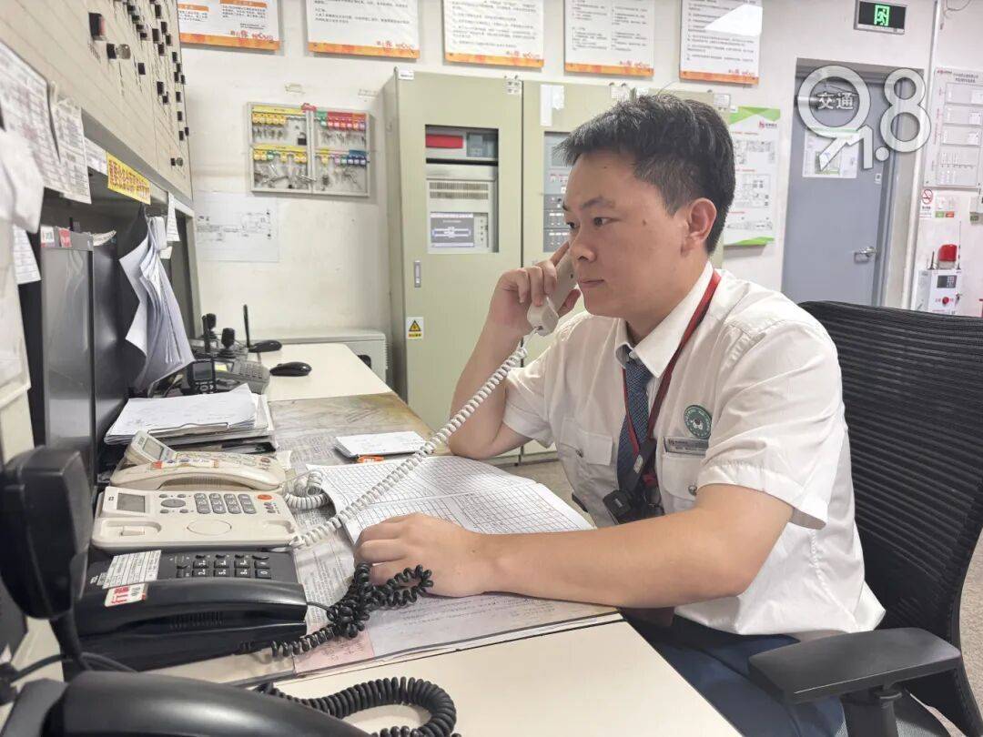 杭州地铁内<strong></p>
<p>股票交易平台</strong>,女乘客突然崩溃大哭!紧接着……这一幕被拍下