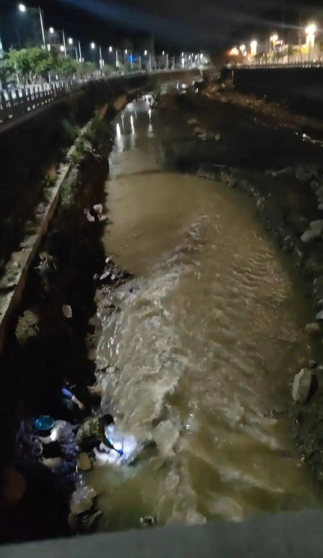 “一盆出5克多”<strong></p>
<p>国盾量子股票</strong>，多人凌晨下河淘金！当地警方回应