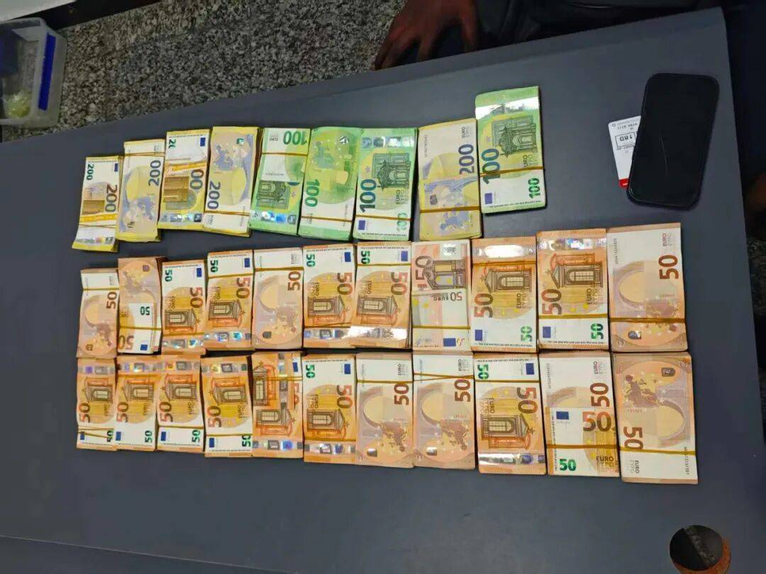 成捆的欧元现金就放在背包里装着<strong></p>
<p>南京银行股票</strong>，折合人民币超186万元，旅客入境时被广州海关查获