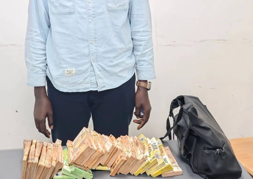 成捆的欧元现金就放在背包里装着<strong></p>
<p>南京银行股票</strong>，折合人民币超186万元，旅客入境时被广州海关查获