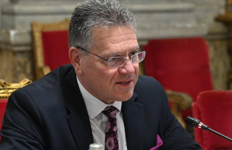 欧盟高官:向中方提交了2000份稀土申请<strong></p>
<p>欧菲光股票股吧</strong>,刚过了一半