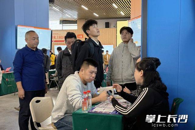 700余名退役军人及军属长沙求职<strong></p>
<p>欧菲光股票股吧</strong>,165人达成意向