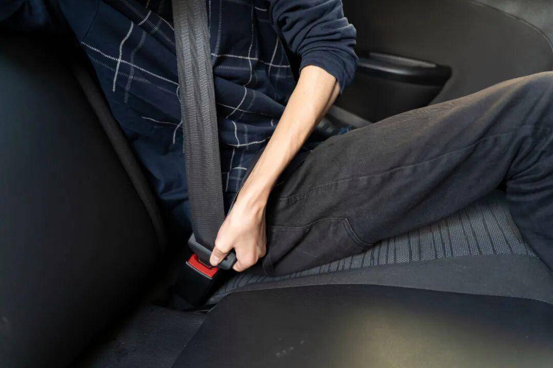 死亡率翻倍!后排乘客不系安全带<strong></p>
<p>欧菲光股票股吧</strong>,危险且违法