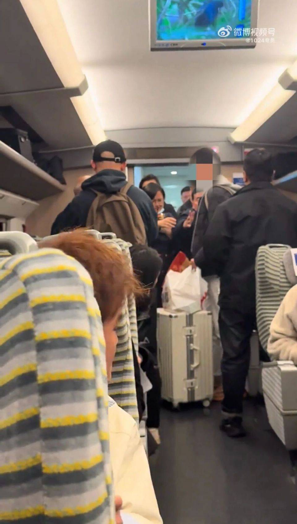 老年男子高铁上要求让座遭拒<strong></p>
<p>金发科技股票</strong>,反辱骂年轻乘客:“你是人吗?”