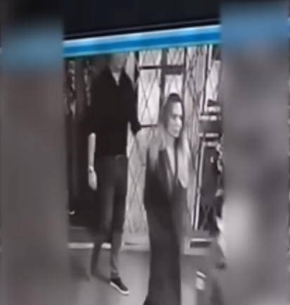 安吉丽娜·朱莉访乌<strong></p>
<p>金发科技股票</strong>,保镖被带走