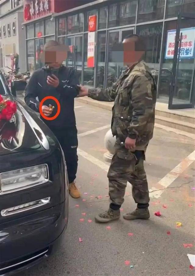婚车遭拦截索要50条烟作为喜钱<strong></p>
<p>金发科技股票</strong>,双方僵持1小时,新人无奈打车离去!