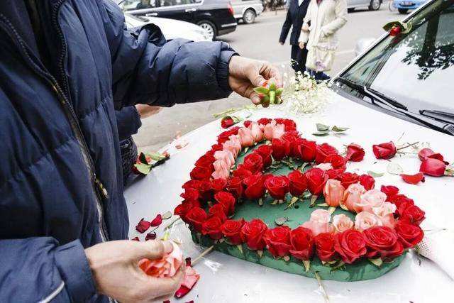 婚车遭拦截索要50条烟作为喜钱<strong></p>
<p>金发科技股票</strong>,双方僵持1小时,新人无奈打车离去!