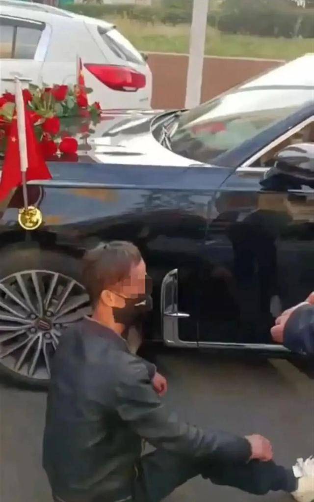 婚车遭拦截索要50条烟作为喜钱<strong></p>
<p>金发科技股票</strong>,双方僵持1小时,新人无奈打车离去!