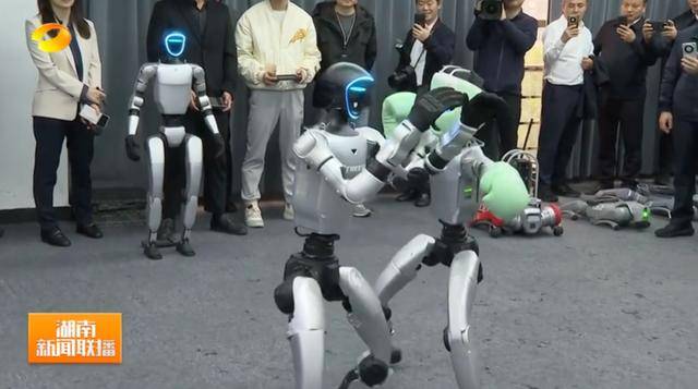 湖南省省长、浙江省省长<strong></p>
<p>奥特佳股票</strong>，一同观看机器人表演