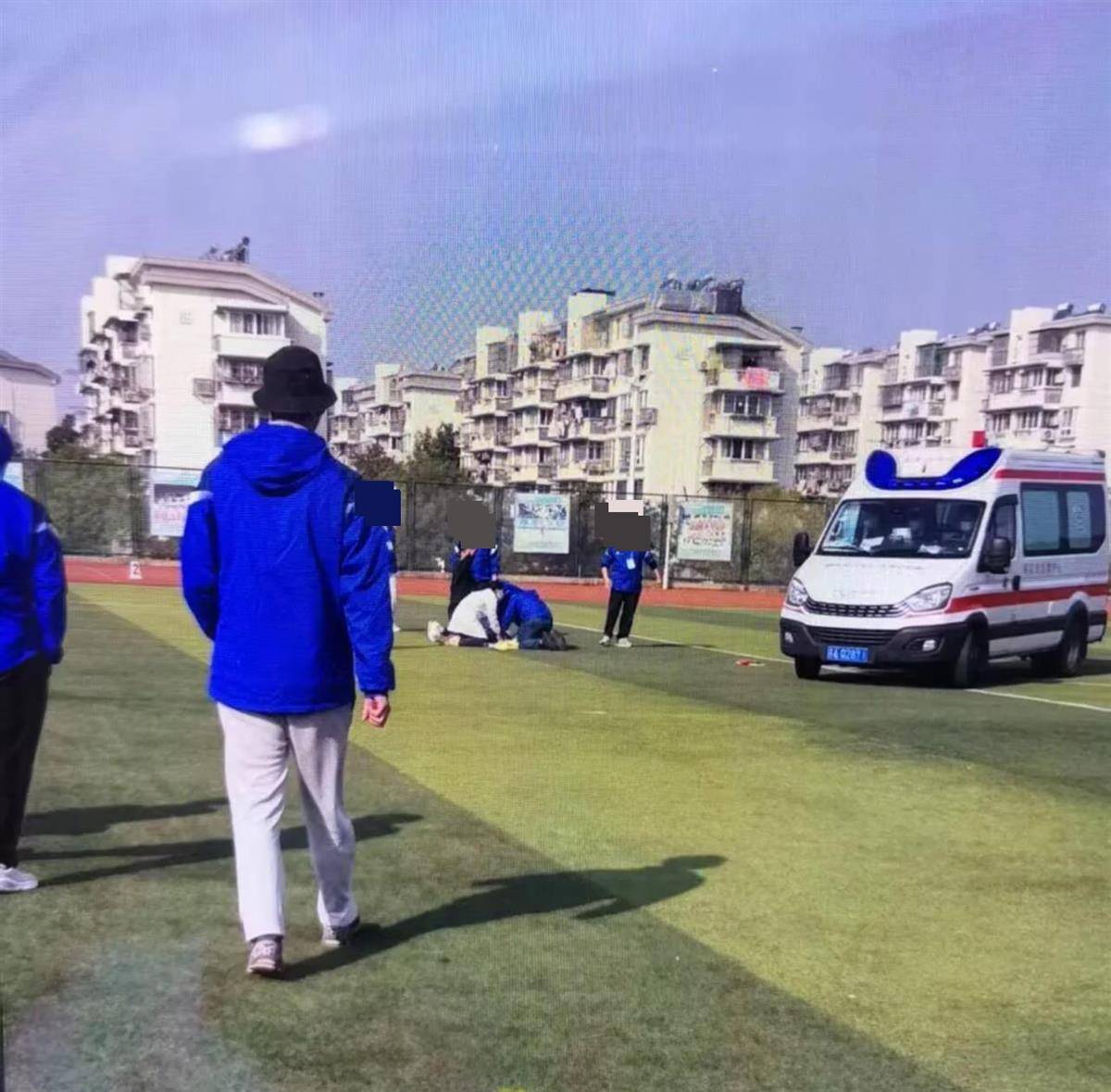 南京一学生在运动会上跑200米时倒地去世<strong></p>
<p>广百股份股票</strong>,官方:深感痛心,已与亲属沟通妥善处理