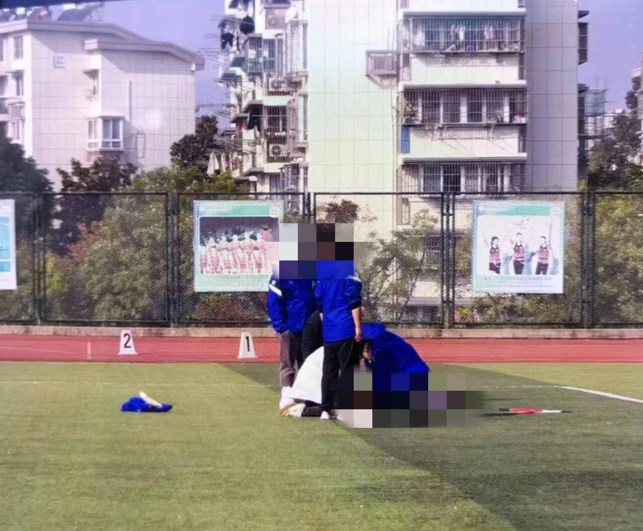 南京一学生在运动会上跑200米时倒地去世<strong></p>
<p>广百股份股票</strong>,官方:深感痛心,已与亲属沟通妥善处理