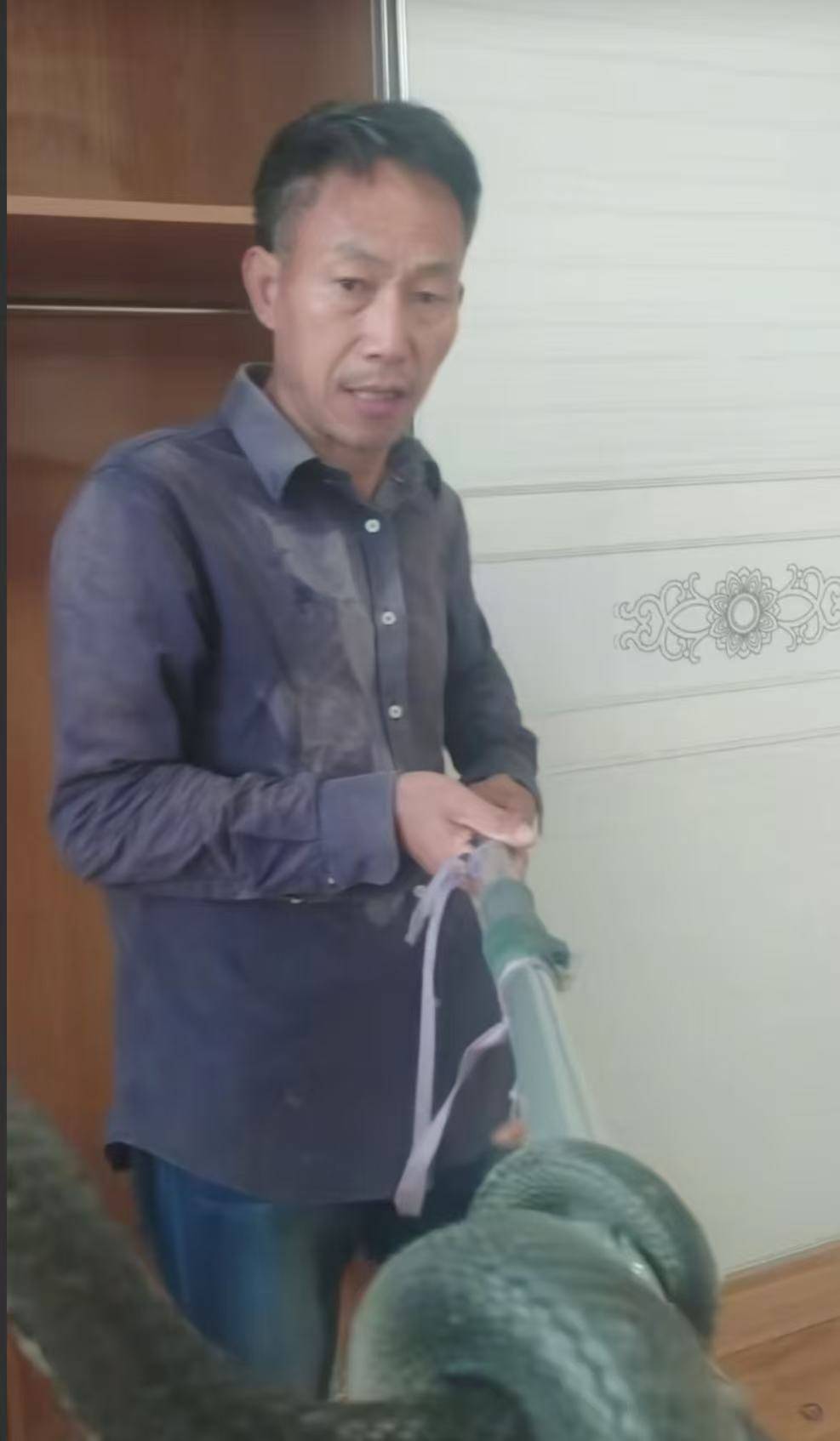 “蛇被我甩开了<strong></p>
<p>广百股份股票</strong>，没完全注射毒液”，湖南直播抓蛇被咬伤网红被警方拘留后发声道歉