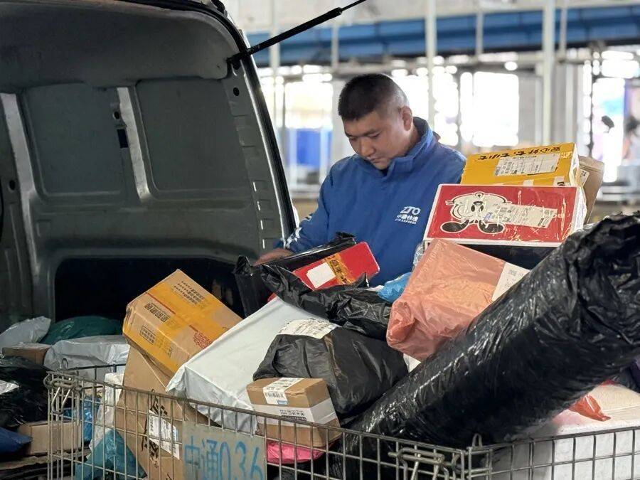 上海一快递小哥跳河救人<strong></p>
<p>智飞生物股票</strong>，上岸后全身湿透继续派送