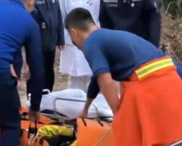 “我来个跳的”！女驴友不慎摔下巨石<strong></p>
<p>智飞生物股票</strong>，目击者：粉碎性骨折