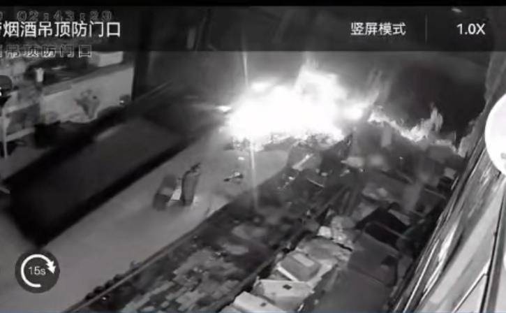 多名男子开越野车撞开烟酒店大门行窃<strong></p>
<p>双汇发展股票</strong>，失主报案称损失超20万元，警方回应