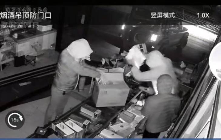 多名男子开越野车撞开烟酒店大门行窃<strong></p>
<p>双汇发展股票</strong>，失主报案称损失超20万元，警方回应