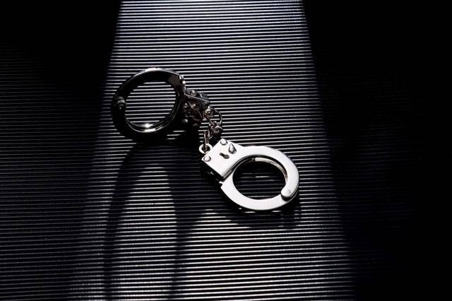 17岁女孩被继父强奸时不敢反抗<strong></p>
<p>双汇发展股票</strong>，曾目睹其家暴生母 法院：继父构成强奸罪