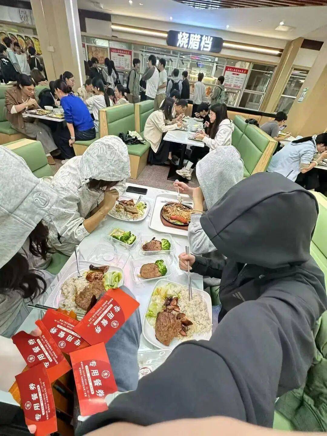 广东工业大学请6万师生吃牛扒<strong></p>
<p>海立股份股票</strong>，校方回应：因近期学校喜事很多