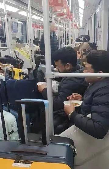 极目锐评∣满车厢咖喱味！多名外籍乘客在车厢内吃馅饼<strong></p>
<p>中国股票</strong>，规则面前哪有特殊？
