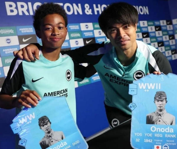 日本球员持“日本最后兵”照片合影<strong></p>
<p>ffie股票</strong>，英超球队致歉