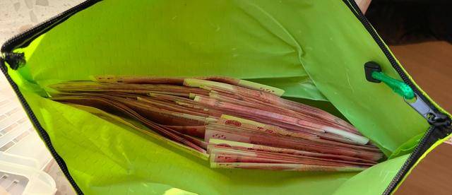 房子要卖了<strong></p>
<p>ffie股票</strong>，两万多现金和珍贵邮票却落在里面，还好有他