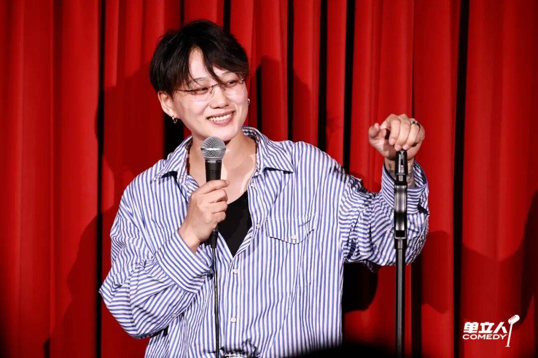 20年前落选的“东北超女”，用黑历史段子杀回来了