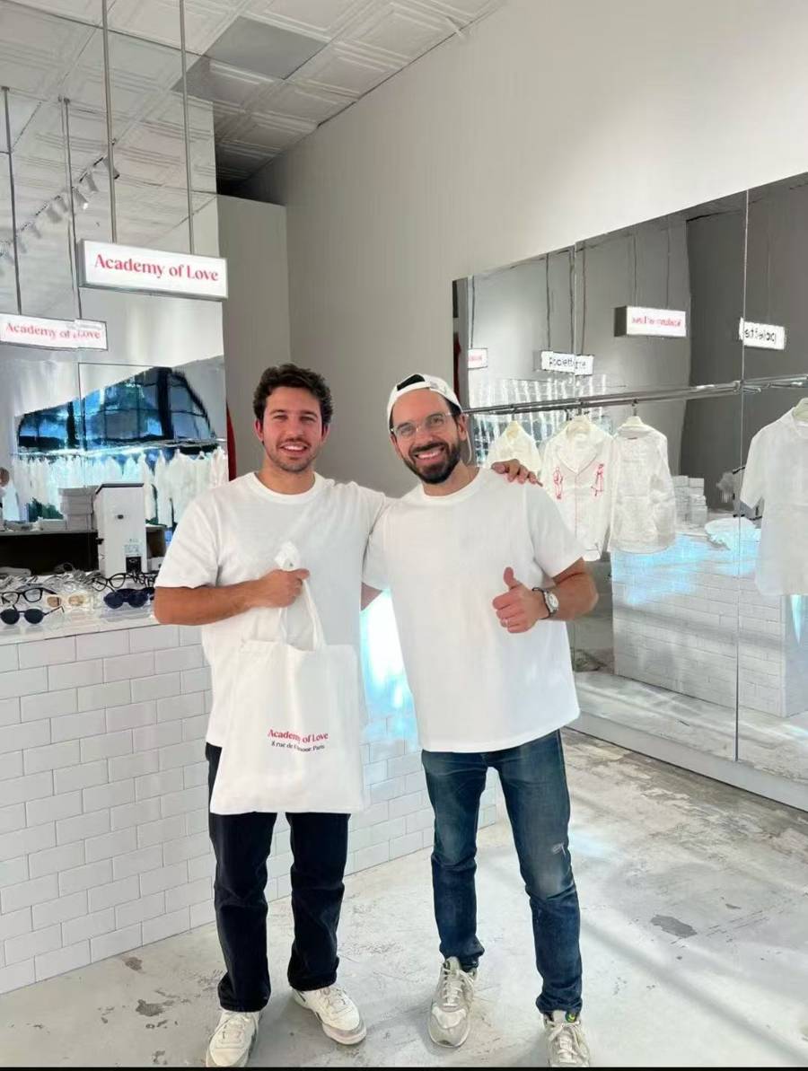 法国人在上海开店<strong></p>
<p>股票财经</strong>,只卖白色衣服竟然火了丨上海滩上洋掌柜